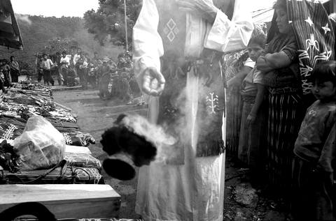 Гватемала, сентябрь 2004 г. Деревня Paal (Chajul), департамент Киче. Месса в память о 42 жертвах. Miquel Dewever Plana / Agence VU