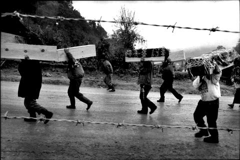 Гватемала, декабрь 2003 г. Кладбище Vipulay. В дождливый день 42 гроба с останками женщин и детей крестьяне несут к месту погребения. Потребовалось почти 22 года, и все мужество выживших, чтобы родственники смогли провести достойные похороны этих жертв. Miquel Dewever Plana / Agence VU