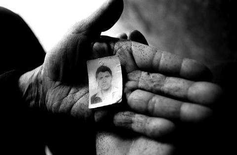 Гватемала, сентябрь 2004 г. Это единственная фотокарточка, оставшаяся у Дона Пабло от его сына Педро Гальего де Леона. Он был убит солдатами 14 марта 1989 года. По свидетельству его сына, которому тогда было 14 лет, Педро был ранен в грудь, и солдат добил его выстрелом в голову. Miquel Dewever Plana / Agence VU