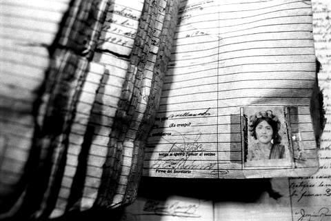 Гватемала, сентябрь 2004 г. Дона Мария была убита во время армейского рейда в феврале 1982 г. в Pulay. Её дочери, которые пережили ту бойню, нашли единственное фото их матери в регистрационных документах в мэрии. Miquel Dewever Plana / Agence VU