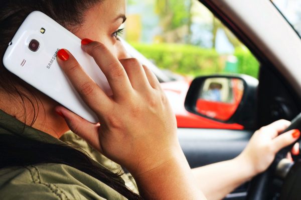 Телефон и вождение — вещи несовместные. Статистика тут простая: как только водитель «переключается» на телефон (в руках он у него или через гарнитуру, не имеет значения), риск попасть в аварию вырастает вчетверо.