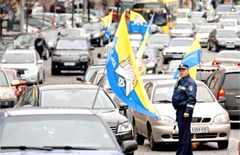 Езда по кругу. 200 киевских таксистов в знак протеста взяли в окружение здание Кабмина  Фото: Украинское фото