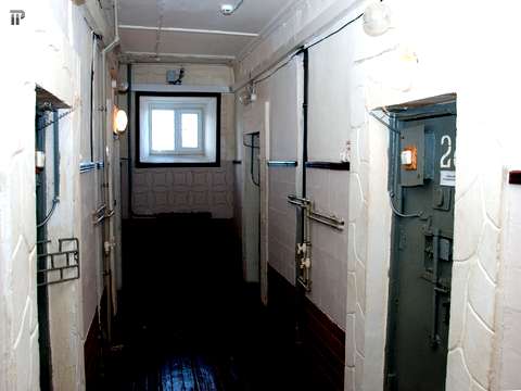 Заключенные могут попросить сотрудников СИЗО включить им радио. Специальные белые выключатели закреплены снаружи на дверях камеры. 