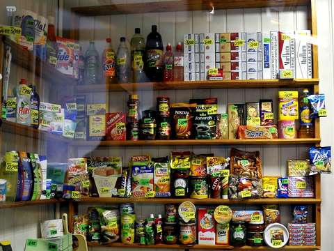 Продукты для обитателей СИЗО можно купить в небольшом магазине, который располагается в здании изолятора. 