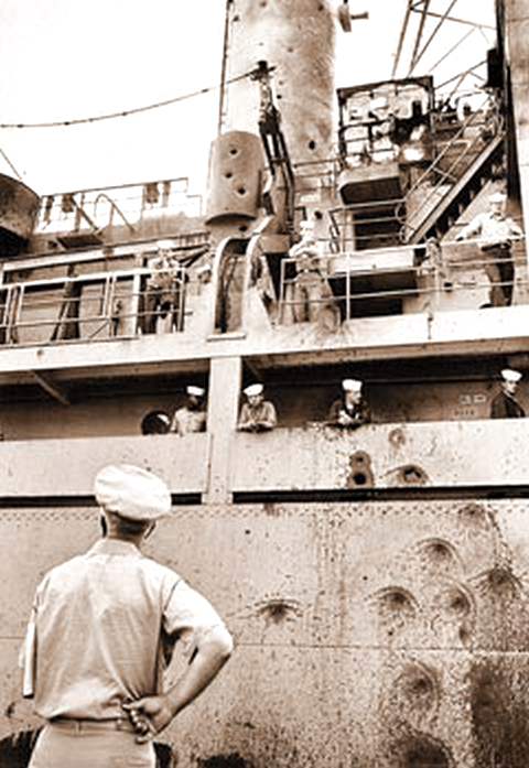 Следы обстрела израильскими военными американского корабля «Свобода». Фото ВМФ США. 1967  
