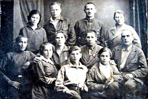 Родные дети Чапаева (сидят слева направо): Александр, Клавдия, Аркадий. Фото предоставлено автором  