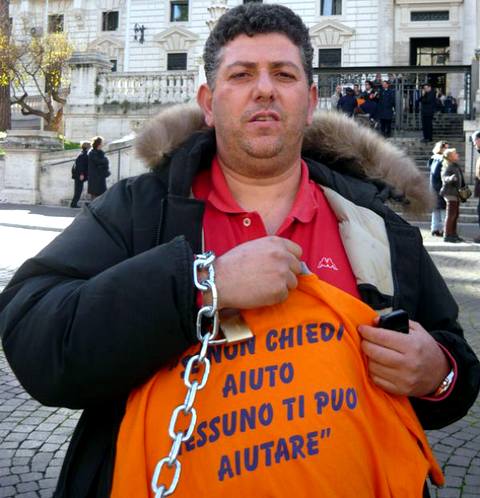 «Требую помощи и защиты от государства» — предприниматель Иньяцио Кутро во время пикета у здания итальянского МВД.  Рим, декабрь 2010 г.  