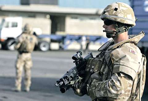 Британские солдаты на защите нефтяных интересов, но даже не для себя, а для топ-менеджеров.  Фото Reuters