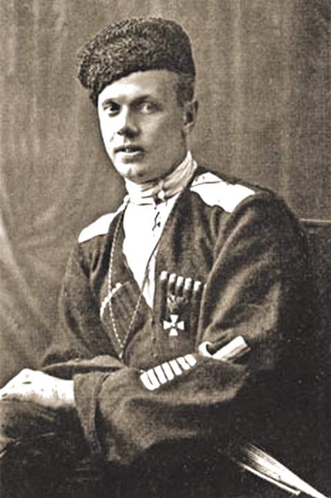 Бесконтрольность и безнаказанность в конце концов вскружили голову Якову Слащёву.  Фото 1918 года