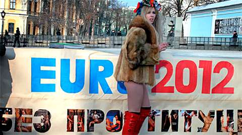 В день презентации логотипа и слогана Евро-2012 активистки женского движения FEMEN развернули свою агитацию  