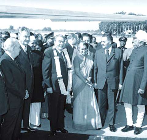 Леонид Брежнев и Индира Ганди во главе российско-индийской делегации.  Фото РИА Новости