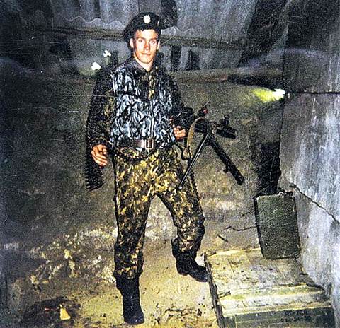 Основной киллер милицейской группировки омоновец Евгений Каратаев научился убивать в Чечне.