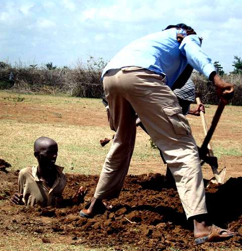 Сомали, 2009 год. Приговоренного к смертной казни готовятся забить камнями.