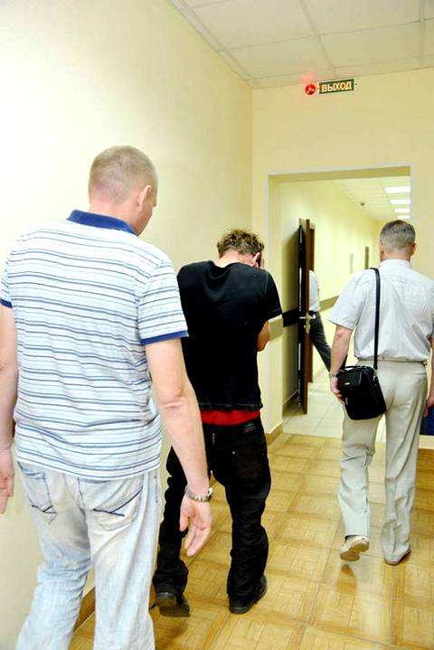 Насильника конвоируют в зал суда. Фото: МВД РФ по республике Татарстан.