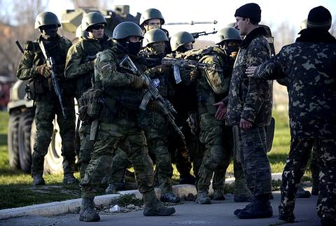 Фото: EPA/UPG Украинский военнослужащий общается с оккупантами во время штурма военной части части в Бельбеке