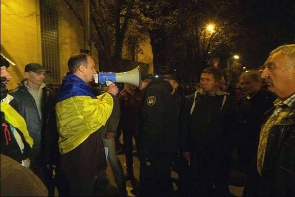 Хто ж ті люди з шевронами батальйону «Донбас», які нині отаборилися під Верховною Радою, пікетують Адміністрацію президента і ходять на марші за участю Михайла Саакашвілі? Саакашвілі? Фото: Цензор.нет