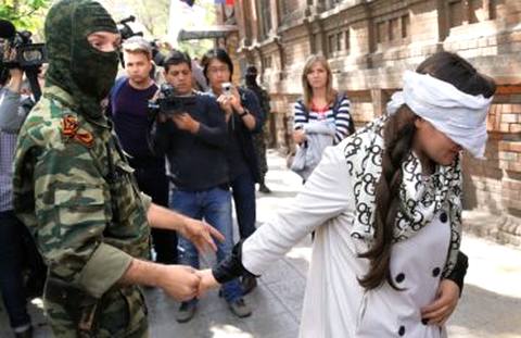 В захваченных зданиях сепаратисты неделями держат людей с завязанными глазами