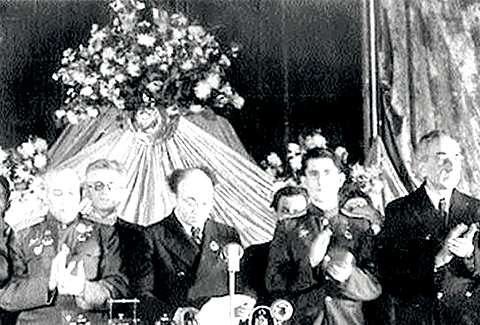 Соломон Михоэлс (в центре) в президиуме третьего пленума Еврейского антифашистского комитета, 1944 г.