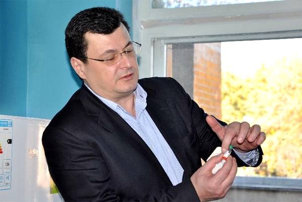 Квиташвили демонстрирует вакцину от полиомиелита в октябре 2015 года