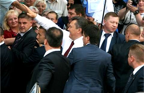 В круге первом. Эксперты утверждают, что Виктор Янукович опасается толпы и ходит в народ исключительно в окружении охраны  Фото: Ярослав Дебелый, Фокус.ua