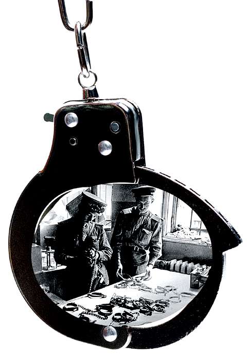 Берлин. Коллекция наручников гестапо. Май 1945 г.