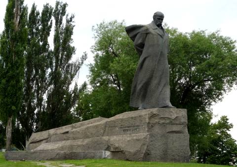 Этот памятник Тарасу Шевченко стоит в Москве…