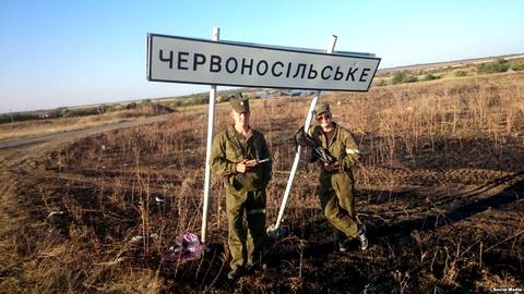 Российские солдаты сфотографировались возле украинского села