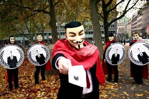 Хактивисты Anonymous в масках Гая Фокса.