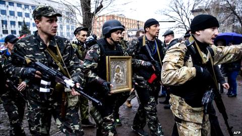 Пророссийские боевики у здания СБУ в Луганске, 13 апреля 2014 года