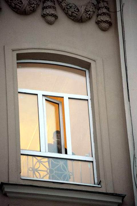 Снайпер, занявший позицию в окне на лестничной площадке дома напротив ресторана на Поварской, открыл стрельбу, едва Дед Хасан подошел к дверям своего любимого заведения Фото: Андрей Замахин