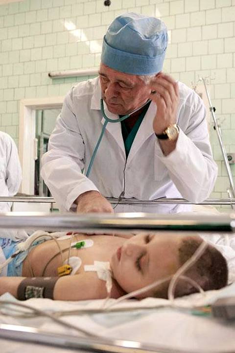 Леонид Рошаль лечит детей 56 лет, и этот факт считает одним из главных достижений своей жизни Фото: Андрей Замахин