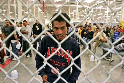 Самая масштабная на планете проблема нелегальной иммиграции — в США. К сегодняшнему дню в этой стране насчитывается два десятка пунктов содержания мигрантов-нелегалов, не совершивших уголовных деяний. Наиболее крупные расположены вдоль границы с Мексикой Фото: Jeff Topping (REUTERS)