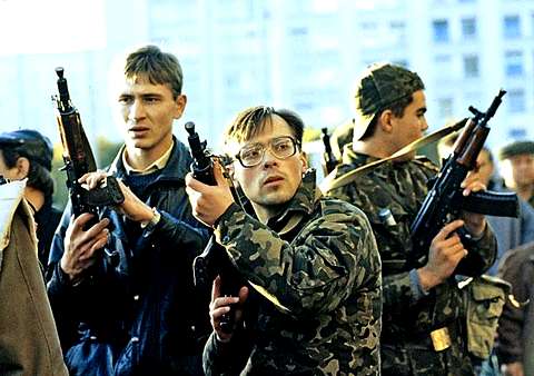 Бойцы РНЕ защищают Белый дом с оружием в руках. Октябрь 1993 года Фото: Владимир Вяткин (РИА Новости)