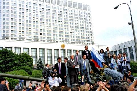 19 августа 1991 года. Борис Ельцин зачитывает обращение к народу Фото: Валентин Кузьмин (ИТАР-ТАСС), Александр Чумичев (ИТАР-ТАСС)