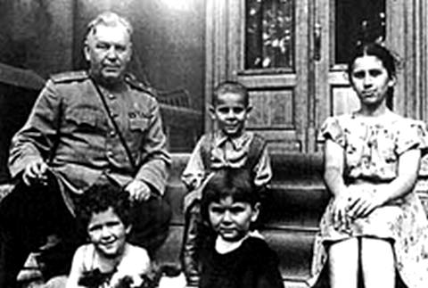 С внуками И.В. Сталина, конец 1940-х годов