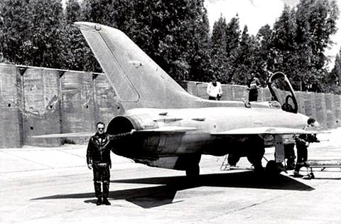Дан Шапира и угнанный МиГ-21. Фото: iaf.org.il