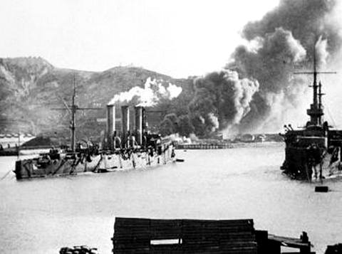 На фото: Внутренний рейд Порт-Артура после бомбардировки японцами  Фото: РИА «Новости»
