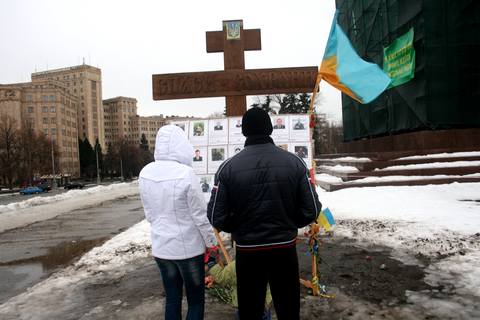 Крест и стенд с фотографиями погибших в АТО и на Майдане харьковчан