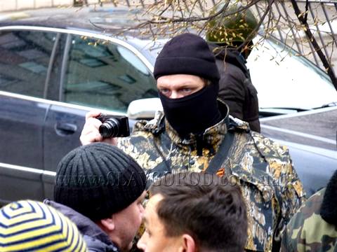 Вооружённые люди с георгиевскими ленточками захватили здание Славянского городского отдела милиции. На здании появился российский флаг