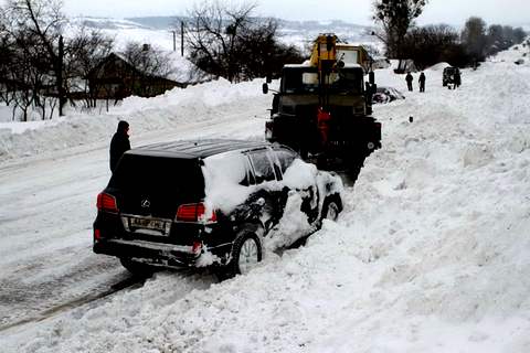 Снежные заносы на трассе Киев-Чоп