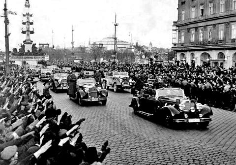 Жители Вены приветствуют Адольфа Гитлера