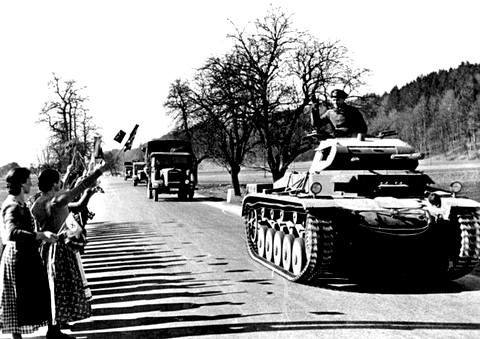 13 марта 1938 г., жители Австрии встречают германские войска