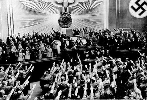 Гитлер сообщает депутатам Рейхстага о присоединении Австрии