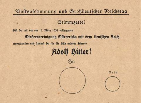 Бланк плебисцита 10 апреля 1938: «Согласен ли ты с произошедшим 13 марта 1938 г. воссоединением Австрии с Германией и голосуешь ли за список нашего лидера Адольфа Гитлера?», над большим кругом надпись «Да», над маленьким — «Нет»