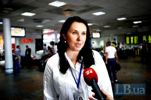 Оксана Ожигова, пресс-секретарь аэропорта, говорит о телефонном номере для помощи пассажирам (044) 393-43-71 Фото: Макс Левин