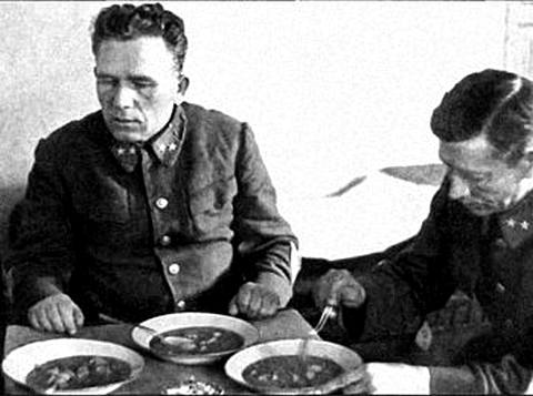 На фото: Генералы Павел Понеделин и Николай Кириллов в плену. Этой «фотосессии» Сталин им не простил (www.ukrcenter.com)