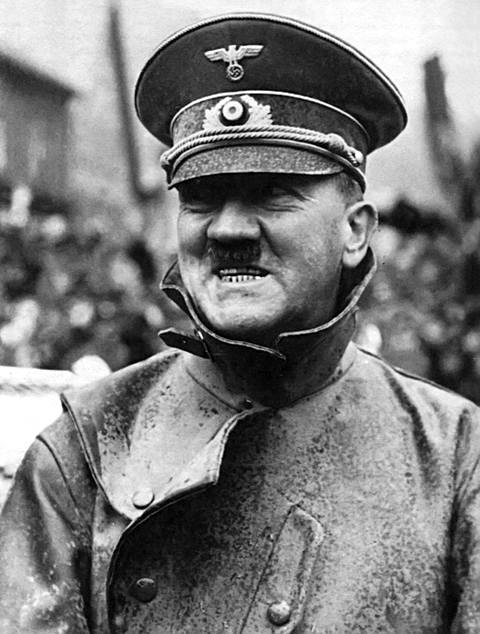 Канцлер Германии Адольф Гитлер во время посещения оккупированной Судетской области в городе Граслиц (Graslitz), Богемия.