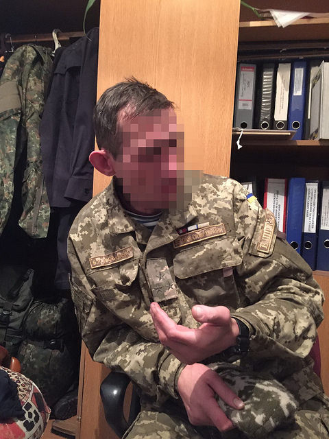 У Києві СБУ затримала шахрая з підробленим посвідченням офіцера Збройних Сил