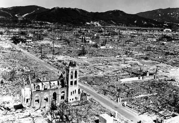 Разрушенная Методистская церковь Нагарекавы стоит среди руин Хиросимы. #  Национальные архивы США