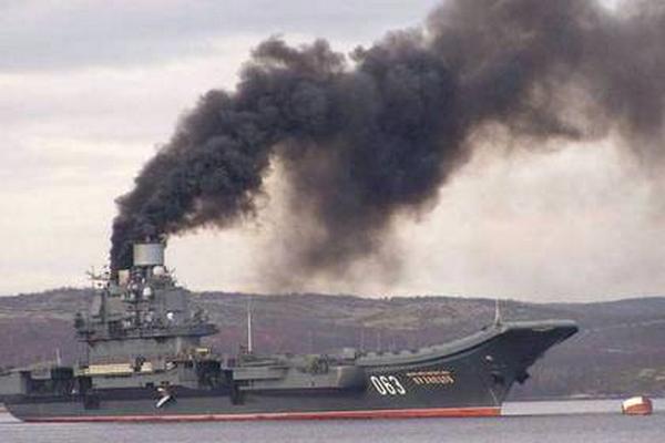 Вот почему не плывет: поп рассказал о нехватке нательных крестов на авианосце «Адмирал Кузнецов»
